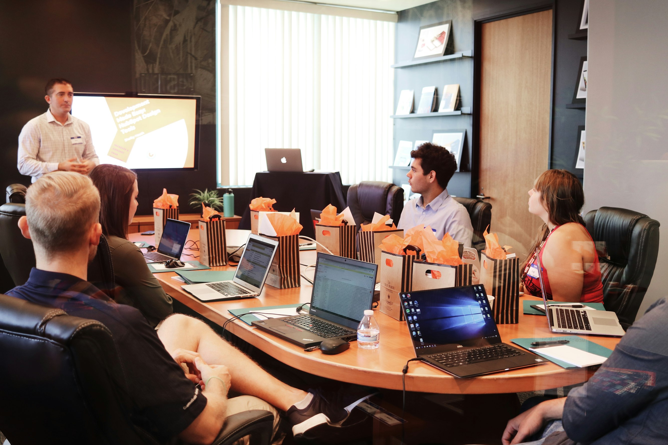 Treinamento corporativo: como estruturar um programa eficaz do zero